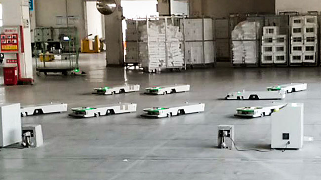 Trattore Driverless del tunnel di orientamento della ferrovia di modo del carretto uno di trasferimento del AGV dei robot per industria di plastica